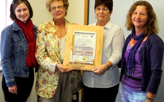 Vlnr is Brenda du Toit, Raadsdame Nicolette Botha-Guthrie, Glenda Kitley en Caron Lee